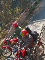 straying bikers.jpgのサムネール画像